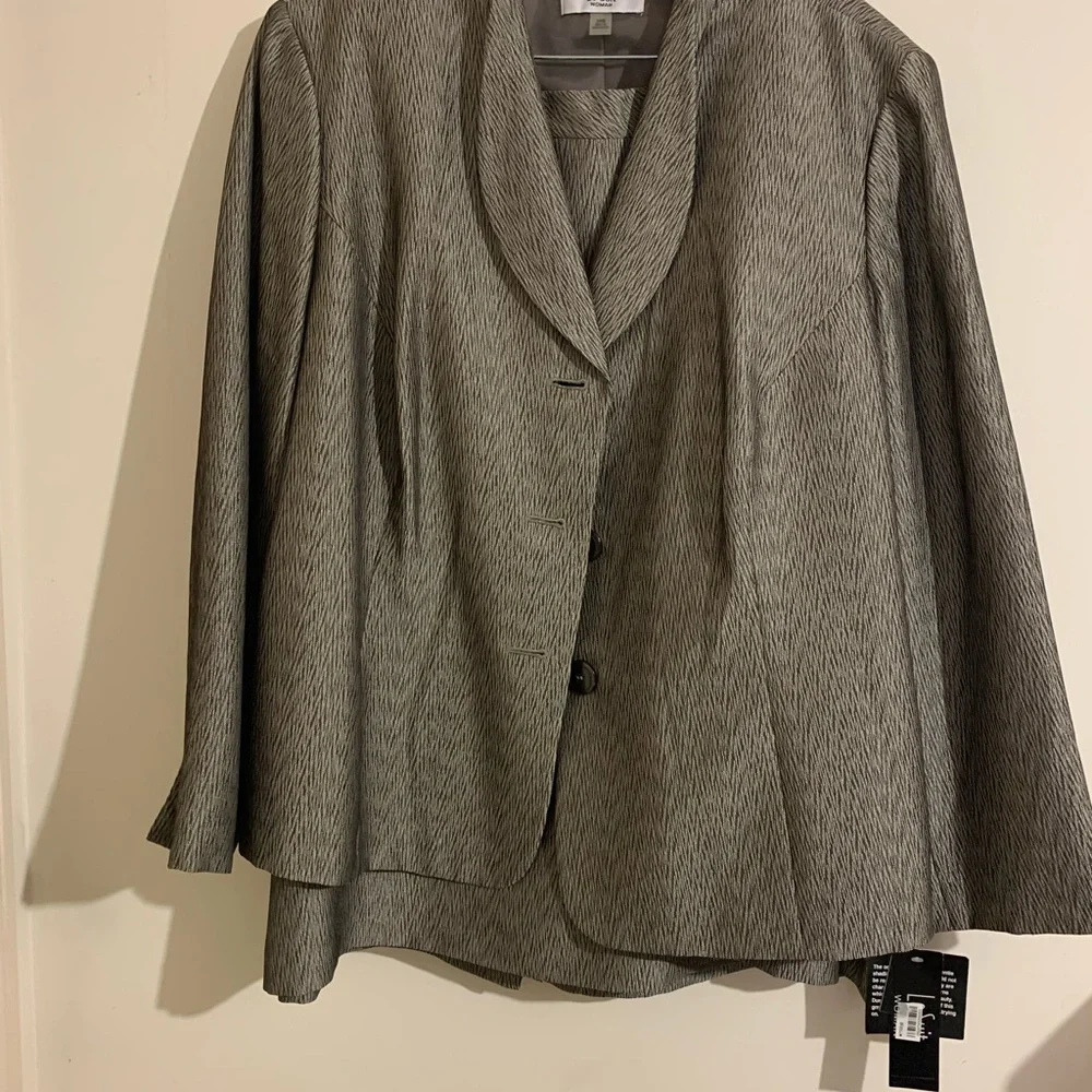 Beautiful Textured Skirt Suit by Le Suit - Picture 1 of 6